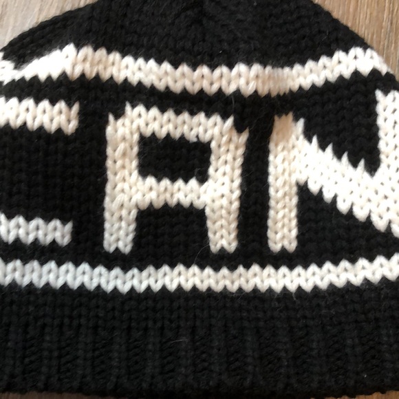 Black & White CANADA Toque - Picture 8 of 11